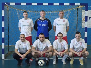 policjanci i przedstawiciele drużyn, organizatorzy Podkarpackich Mistrzostw Policji w Piłce Halowej – rozpoczęcie eliminacji w Mielcu