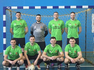 policjanci i przedstawiciele drużyn, organizatorzy Podkarpackich Mistrzostw Policji w Piłce Halowej – rozpoczęcie eliminacji w Mielcu