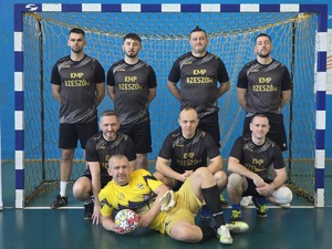 policjanci i przedstawiciele drużyn, organizatorzy Podkarpackich Mistrzostw Policji w Piłce Halowej – rozpoczęcie eliminacji w Mielcu