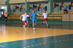 policjanci i przedstawiciele drużyn, organizatorzy Podkarpackich Mistrzostw Policji w Piłce Halowej – rozpoczęcie eliminacji w Mielcu