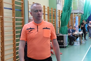 policjanci i przedstawiciele drużyn, organizatorzy Podkarpackich Mistrzostw Policji w Piłce Halowej – rozpoczęcie eliminacji w Mielcu