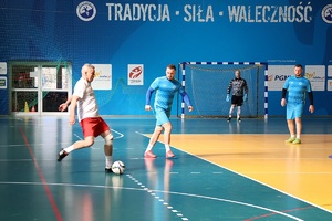 policjanci i przedstawiciele drużyn, organizatorzy Podkarpackich Mistrzostw Policji w Piłce Halowej – rozpoczęcie eliminacji w Mielcu