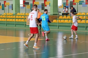 policjanci i przedstawiciele drużyn, organizatorzy Podkarpackich Mistrzostw Policji w Piłce Halowej – rozpoczęcie eliminacji w Mielcu