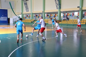 policjanci i przedstawiciele drużyn, organizatorzy Podkarpackich Mistrzostw Policji w Piłce Halowej – rozpoczęcie eliminacji w Mielcu