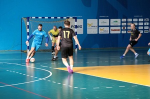 policjanci i przedstawiciele drużyn, organizatorzy Podkarpackich Mistrzostw Policji w Piłce Halowej – rozpoczęcie eliminacji w Mielcu