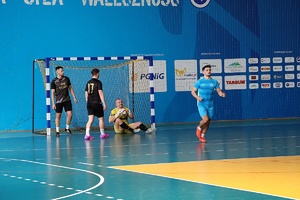 policjanci i przedstawiciele drużyn, organizatorzy Podkarpackich Mistrzostw Policji w Piłce Halowej – rozpoczęcie eliminacji w Mielcu