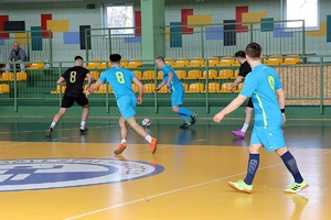 policjanci i przedstawiciele drużyn, organizatorzy Podkarpackich Mistrzostw Policji w Piłce Halowej – rozpoczęcie eliminacji w Mielcu