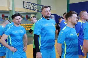 policjanci i przedstawiciele drużyn, organizatorzy Podkarpackich Mistrzostw Policji w Piłce Halowej – rozpoczęcie eliminacji w Mielcu