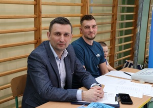 policjanci i przedstawiciele drużyn, organizatorzy Podkarpackich Mistrzostw Policji w Piłce Halowej – rozpoczęcie eliminacji w Mielcu