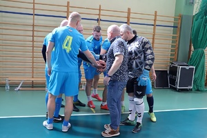 policjanci i przedstawiciele drużyn, organizatorzy Podkarpackich Mistrzostw Policji w Piłce Halowej – rozpoczęcie eliminacji w Mielcu