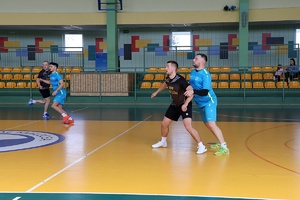 policjanci i przedstawiciele drużyn, organizatorzy Podkarpackich Mistrzostw Policji w Piłce Halowej – rozpoczęcie eliminacji w Mielcu