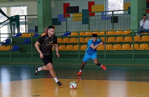 policjanci i przedstawiciele drużyn, organizatorzy Podkarpackich Mistrzostw Policji w Piłce Halowej – rozpoczęcie eliminacji w Mielcu