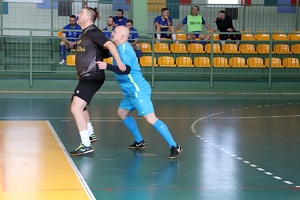 policjanci i przedstawiciele drużyn, organizatorzy Podkarpackich Mistrzostw Policji w Piłce Halowej – rozpoczęcie eliminacji w Mielcu