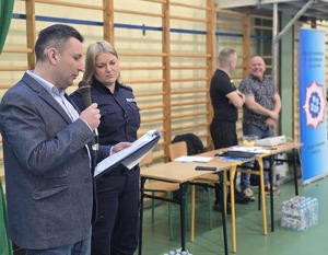 policjanci i przedstawiciele drużyn, organizatorzy Podkarpackich Mistrzostw Policji w Piłce Halowej – rozpoczęcie eliminacji w Mielcu