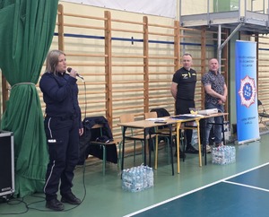 policjanci i przedstawiciele drużyn, organizatorzy Podkarpackich Mistrzostw Policji w Piłce Halowej – rozpoczęcie eliminacji w Mielcu