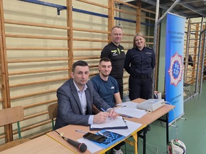 policjanci i przedstawiciele drużyn, organizatorzy Podkarpackich Mistrzostw Policji w Piłce Halowej – rozpoczęcie eliminacji w Mielcu