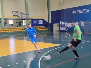 policjanci i przedstawiciele drużyn, organizatorzy Podkarpackich Mistrzostw Policji w Piłce Halowej – rozpoczęcie eliminacji w Mielcu