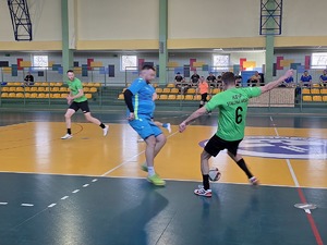 policjanci i przedstawiciele drużyn, organizatorzy Podkarpackich Mistrzostw Policji w Piłce Halowej – rozpoczęcie eliminacji w Mielcu