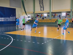 policjanci i przedstawiciele drużyn, organizatorzy Podkarpackich Mistrzostw Policji w Piłce Halowej – rozpoczęcie eliminacji w Mielcu