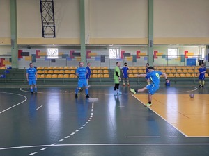 policjanci i przedstawiciele drużyn, organizatorzy Podkarpackich Mistrzostw Policji w Piłce Halowej – rozpoczęcie eliminacji w Mielcu