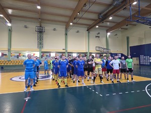 policjanci i przedstawiciele drużyn, organizatorzy Podkarpackich Mistrzostw Policji w Piłce Halowej – rozpoczęcie eliminacji w Mielcu