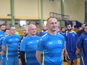 Przedstawiciele mieleckiej jednostki Policji. Policjanci i przedstawiciele drużyn, organizatorzy Podkarpackich Mistrzostw Policji w Piłce Halowej – rozpoczęcie eliminacji w Mielcu