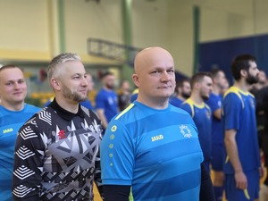 Przedstawiciele mieleckiej jednostki Policji. Policjanci i przedstawiciele drużyn, organizatorzy Podkarpackich Mistrzostw Policji w Piłce Halowej – rozpoczęcie eliminacji w Mielcu