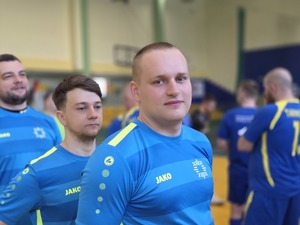 Przedstawiciele mieleckiej jednostki Policji. Policjanci i przedstawiciele drużyn, organizatorzy Podkarpackich Mistrzostw Policji w Piłce Halowej – rozpoczęcie eliminacji w Mielcu