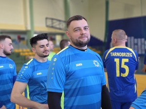 Przedstawiciele mieleckiej jednostki Policji. Policjanci i przedstawiciele drużyn, organizatorzy Podkarpackich Mistrzostw Policji w Piłce Halowej – rozpoczęcie eliminacji w Mielcu