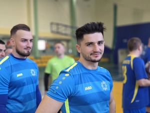 Przedstawiciele mieleckiej jednostki Policji. Policjanci i przedstawiciele drużyn, organizatorzy Podkarpackich Mistrzostw Policji w Piłce Halowej – rozpoczęcie eliminacji w Mielcu