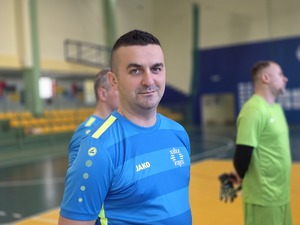 Przedstawiciele mieleckiej jednostki Policji. Policjanci i przedstawiciele drużyn, organizatorzy Podkarpackich Mistrzostw Policji w Piłce Halowej – rozpoczęcie eliminacji w Mielcu