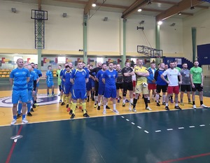 policjanci i przedstawiciele drużyn, organizatorzy Podkarpackich Mistrzostw Policji w Piłce Halowej – rozpoczęcie eliminacji w Mielcu