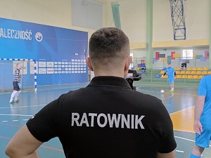 policjanci i przedstawiciele drużyn, organizatorzy Podkarpackich Mistrzostw Policji w Piłce Halowej – rozpoczęcie eliminacji w Mielcu