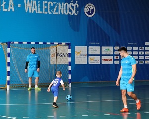 policjanci i przedstawiciele drużyn, organizatorzy Podkarpackich Mistrzostw Policji w Piłce Halowej – rozpoczęcie eliminacji w Mielcu