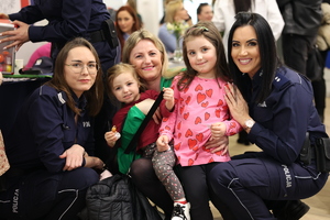 policjantki z KPP Mielec z dziećmi podczas Mieleckiej Strefy Kobiet
