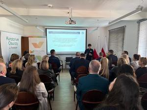 uczestnicy konferencji dot. "Cyberprzestępczości wśród dzieci i młodzieży- charakterystyka zjawiska, jego skala, przeciwdziałanie" w Sądzie Rejonowym w Mielcu.