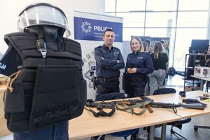 Uczestnicy XX targów edukacyjnych, policjanci w hali MOSIR w Mielcu, sprzęt policyjny i gadżety