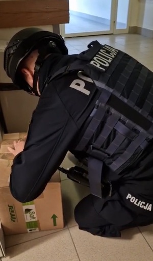 Wspólne ćwiczenia służb ratowniczych w Mielcu – doskonalenie współpracy na rzecz bezpieczeństwa, policjanci, strażacy, ratownicy medyczni praz osoby biorące udział w ćwiczeniach