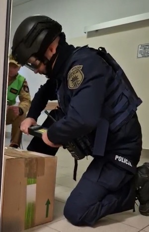 Wspólne ćwiczenia służb ratowniczych w Mielcu – doskonalenie współpracy na rzecz bezpieczeństwa, policjanci, strażacy, ratownicy medyczni praz osoby biorące udział w ćwiczeniach