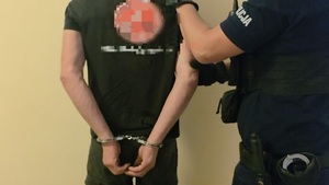 policjanci z zatryzmanym