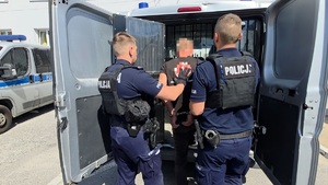 policjanci z zatryzmanym