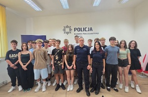 uczniowie klasy pierwszej mundurowej z policjantami