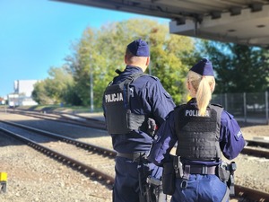 policjanci podczas działań RAW przy przejazdach kolejowych