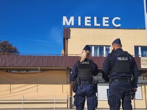 policjanci podczas działań RAW przy przejazdach kolejowych