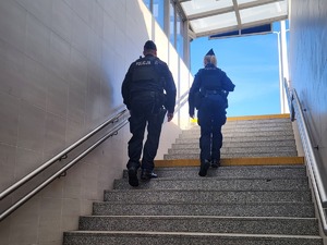 policjanci podczas działań RAW przy przejazdach kolejowych