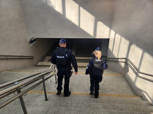 policjanci podczas działań RAW przy przejazdach kolejowych