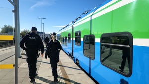 policjanci podczas działań RAW przy przejazdach kolejowych