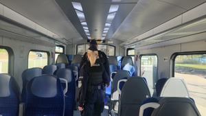 policjanci podczas działań RAW przy przejazdach kolejowych