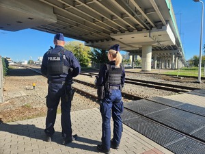 policjanci podczas działań RAW przy przejazdach kolejowych