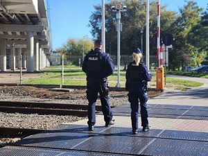 policjanci podczas działań RAW przy przejazdach kolejowych